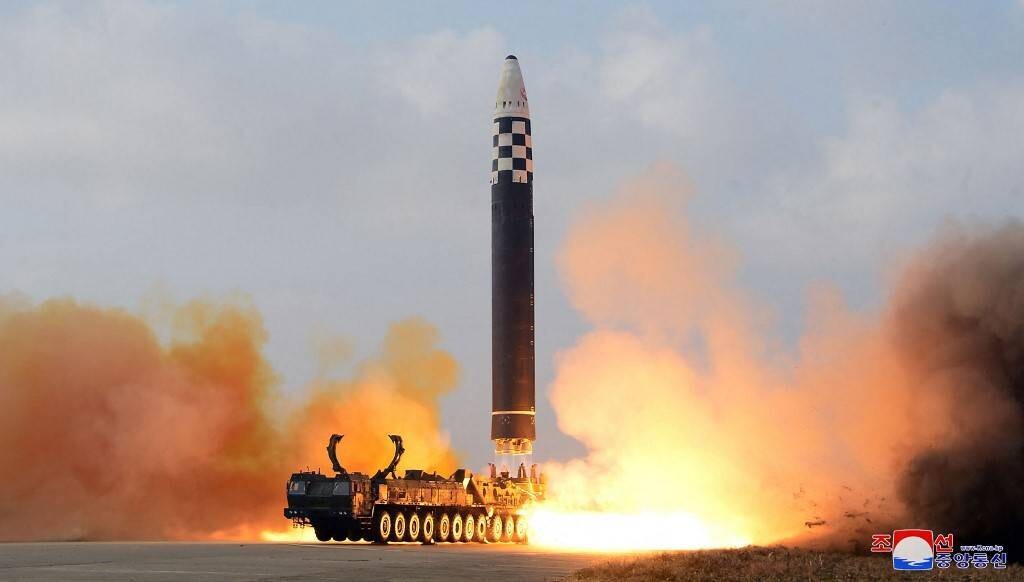 Северная Корея запускает неуточненную баллистическую ракету в сторону Японского моря