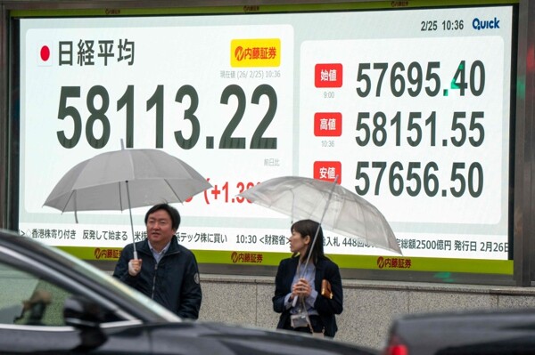 South Korean, Japanese Stocks Hit Record Highs
