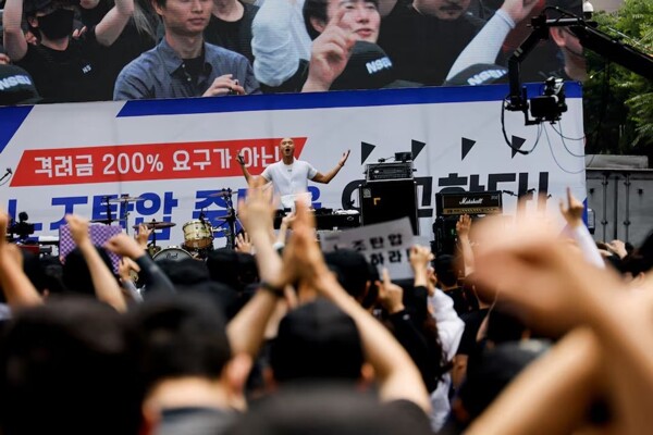 Рабочие Samsung требуют справедливой оплаты труда на протесте в Сеуле